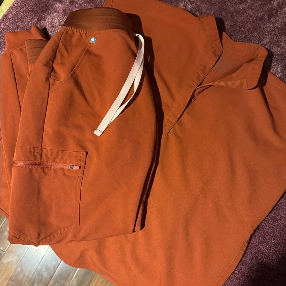 AUBURN FIGS SIZE XXSMALL RAFEALA TOP AND SMALL ZAMORA JOGGERS.